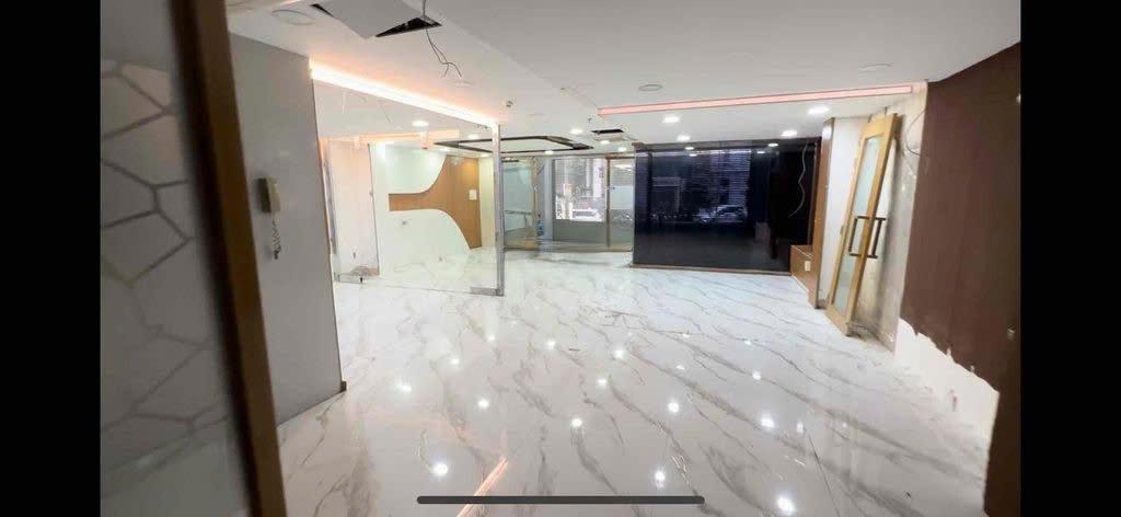 Cho thuê tòa nhà Hoàng Việt Tân Bình – 8x20m, hầm 7 tầng, thang máy, PCCC