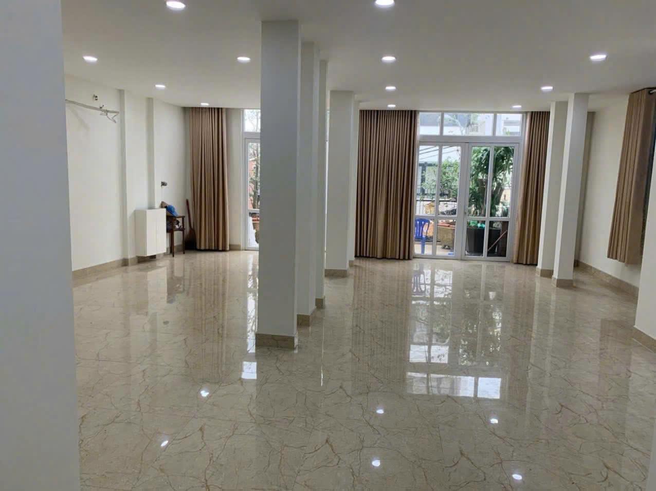 Cho thuê tòa nhà 37–39 Nguyễn Lâm, Quận 10 – trệt 4 lầu, thang máy