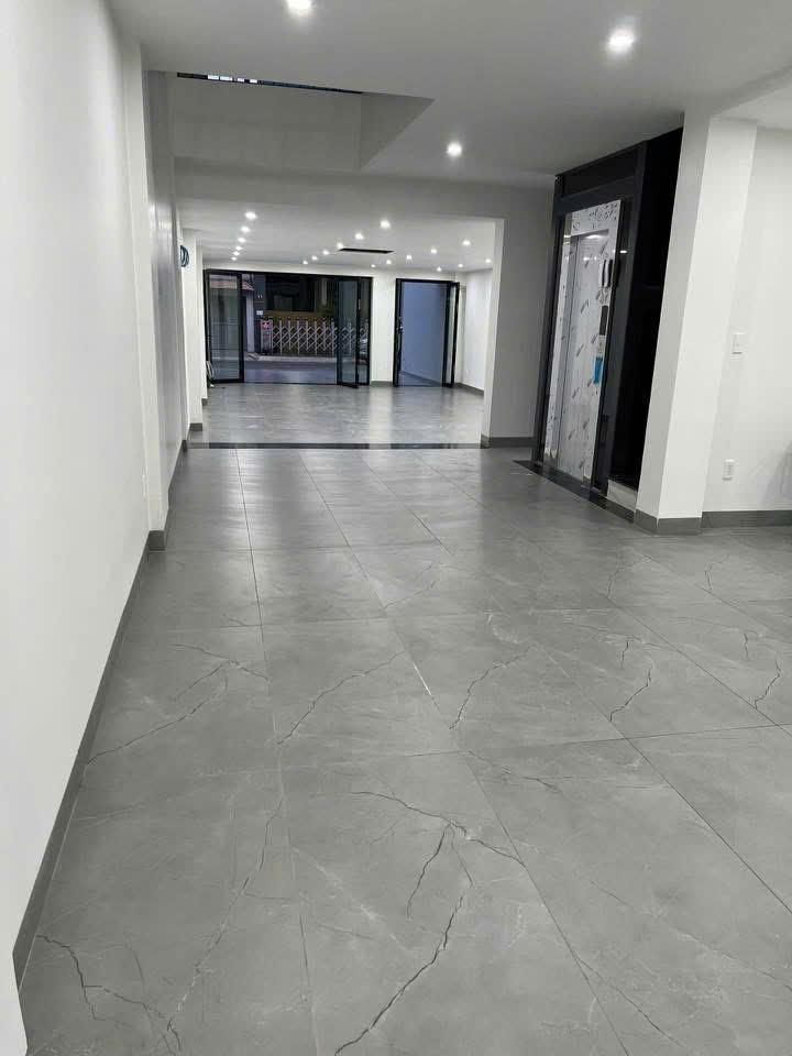 Cho Thuê Tòa Nhà 24 Nguyễn Bá Tuyển, Phường 12, Quận Tân Bình – DT 7x32m, 5 Tầng, Sân Đậu 2 Ô Tô